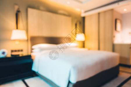 床边的美丽奢华豪白枕头和卧室内壁架上挂着灯具作为背景图片