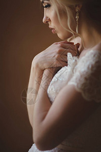 身着优雅蕾丝婚纱的温柔新娘背景图片