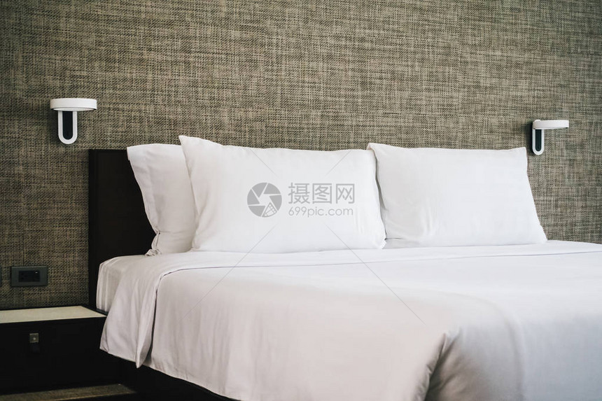 睡床上的白色舒适枕头旅馆图片