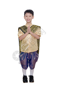 穿着泰国传统服装的年轻男孩微笑图片