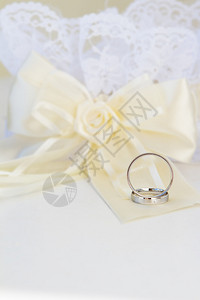 结婚戒指和白色的装饰高清图片