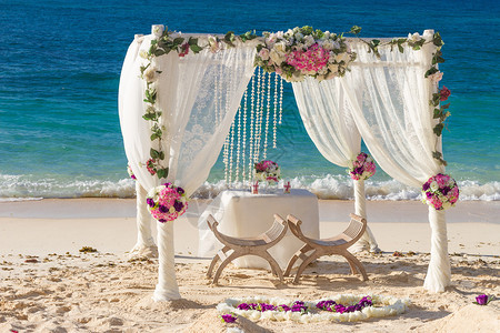 设置海滩婚礼热带户外婚礼接待会美丽的卡巴图片