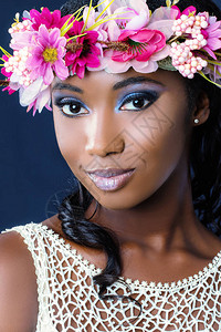穿着多彩花圈的迷人的非洲年轻新娘的近图片