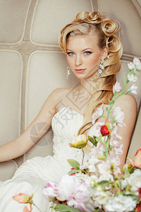 美丽的年轻新娘独自在奢华的复古内饰中高清图片