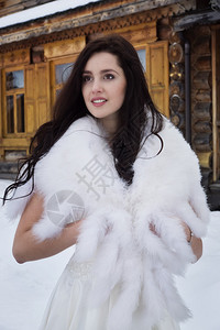 俄罗斯婚礼冬季村庄穿图片