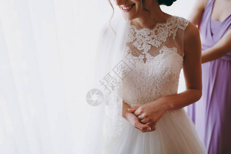 美丽的新娘在晨礼服上举行婚礼仪图片