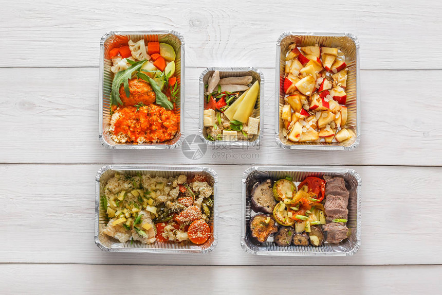 健康食品背景在白木上的铝箔盒中带走天然有机创意餐健身营养肉类五颜六色的蔬菜沙拉和水果图片
