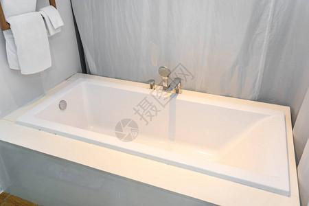 浴室白色豪华浴缸装饰内图片