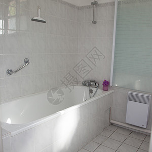 新现代住宅中主浴室的浴缸图片