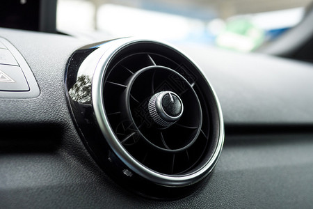 关闭一个圆形和黑色的汽车通风左侧是危险按钮通风外壳是黑色和图片