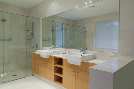 现代时尚的双间洗手间有两个水槽图片