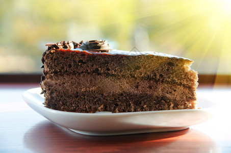 白盘上的一块巧克力蛋糕图片