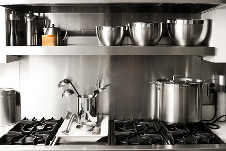 科齐尼亚银色的新厨房用品背景