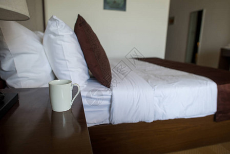 酒店房间床头柜上的一杯咖啡图片