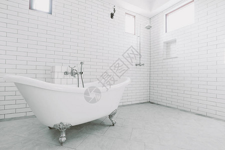 在浴室用白色陶瓷墙洗澡时有美丽的大型背景图片