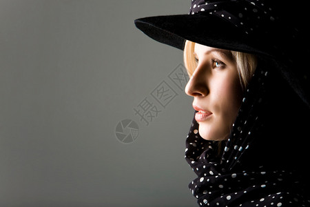 穿着黑色帽子的优雅年轻女子上面戴着波图片