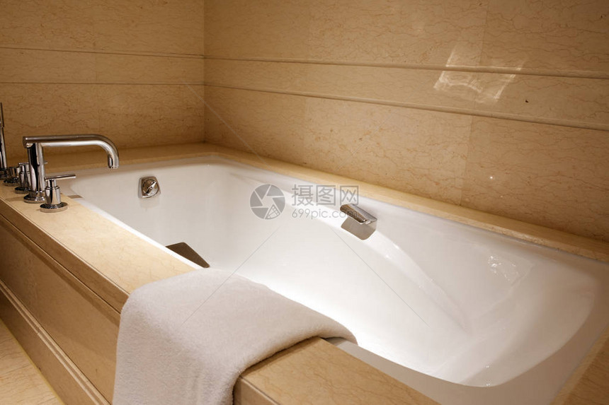 带浴缸室内设计的现代豪华浴室图片