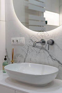 新现代浴室中带白水龙头的现代陶瓷洗脸盆的垂直照片镜下现代桌子上图片