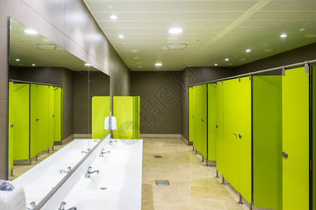 干净的绿色公共厕所的建筑内部图片