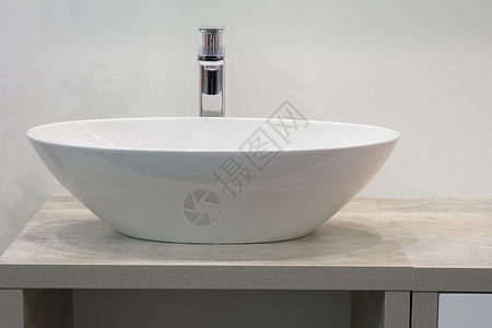 白色顶层陶瓷浴盆配有光图片