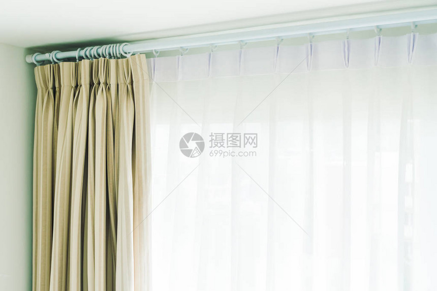 房间的窗帘和窗户装饰内部图片