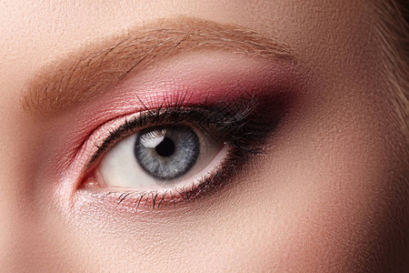 眼睛化妆的女人脸的特写宏时尚庆祝化妆发光的清洁皮肤和自然眉毛夏季粉图片