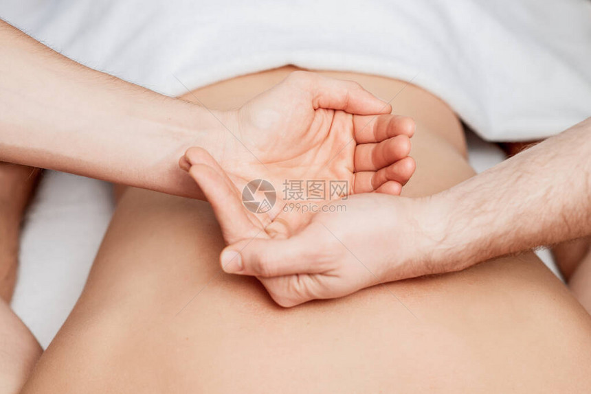 手部按摩器在人体背部的手掌显示阴阳图片