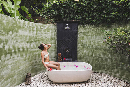 妇女用热带鲜花有机皮肤护理豪华温泉酒店生活方式照片在图片