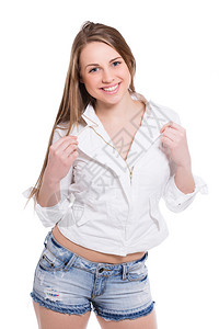 穿着白衬衫和黑尼姆短裤的微笑的年轻女长相与图片