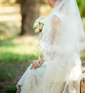 美丽的新娘穿着白裙子的花图片