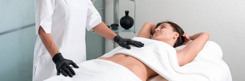 温泉女人女在美容水疗中心享受放松的背部按摩身体护理皮肤护理健康幸图片