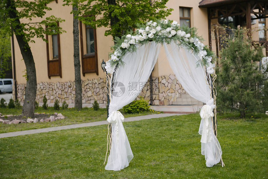 在婚礼大厅前装饰着白色的面纱和布图片