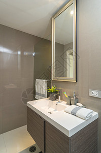 带暖光的豪华室内浴室或卫生间图片