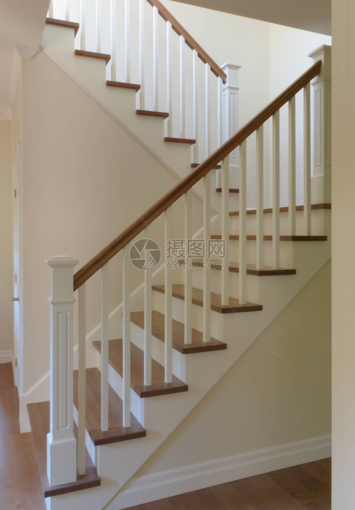 白色漆白的楼梯壁硬木图片