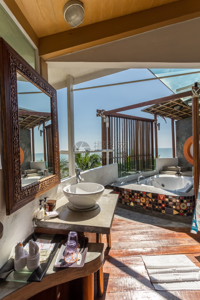 现代设计浴室的内部有海景泰国图片