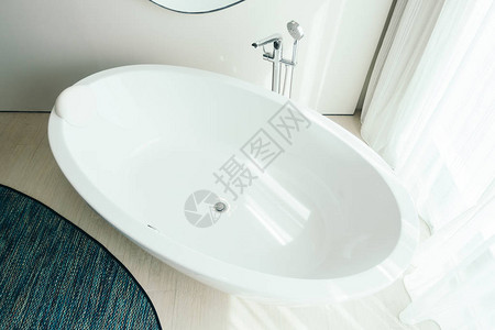 美丽的豪华白色浴缸装饰浴室内部背景图片