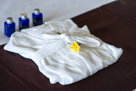 浴袍睡在旅馆房间的床上的浴室图片