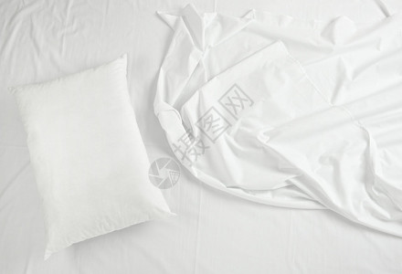 床单和枕头的特写高清图片
