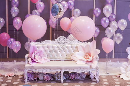 带粉色和紫色气球的甜蜜房间为背景图片