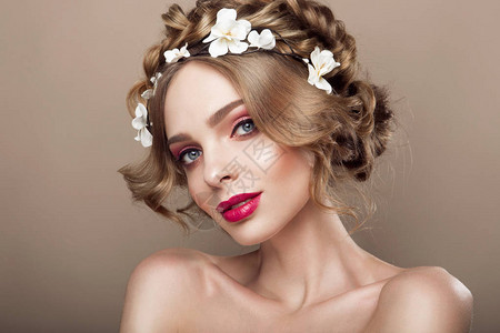 有花头发的时尚秀丽模型女孩新娘完美的创意化妆和发型发型图片