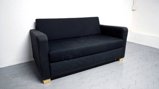 黑色沙发是用白色房间的木头和布料做的灰色图片