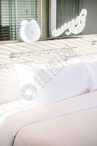 室内卧室内床上装饰板上美丽的白色枕头图片