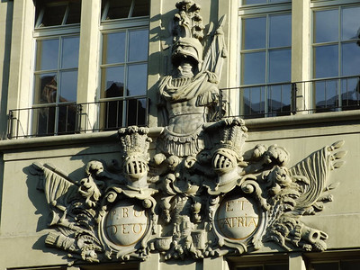 瑞士联邦首都伯尔尼市中心的宫殿正面浮雕高清图片