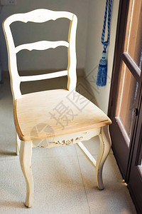 老式古董椅子椅子在朴素的内饰中配有豪华内饰背景图片