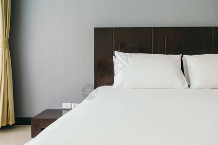 酒店大床房上装饰的白色舒适枕头图片