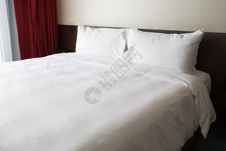 白色床单和枕头图片