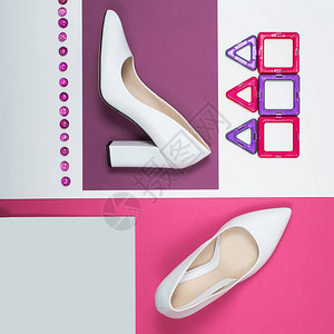 鞋时尚粉红色背景上的时尚白色高跟鞋夏季时尚服装背景图片