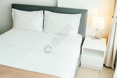 床上舒适的枕头装饰卧室内部带灯图片