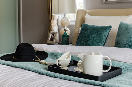 家中现代卧室的茶具黑盘图片