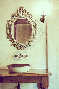 配有龙管和镜子的古型浴室装饰图片